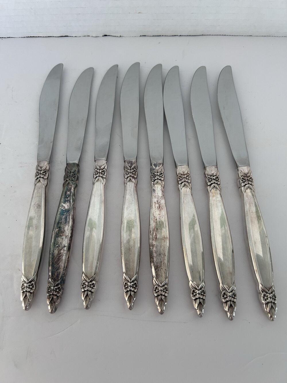 1847 Rogers Bros International Silver Plate Garland Lot of 8 Dinner Knives
